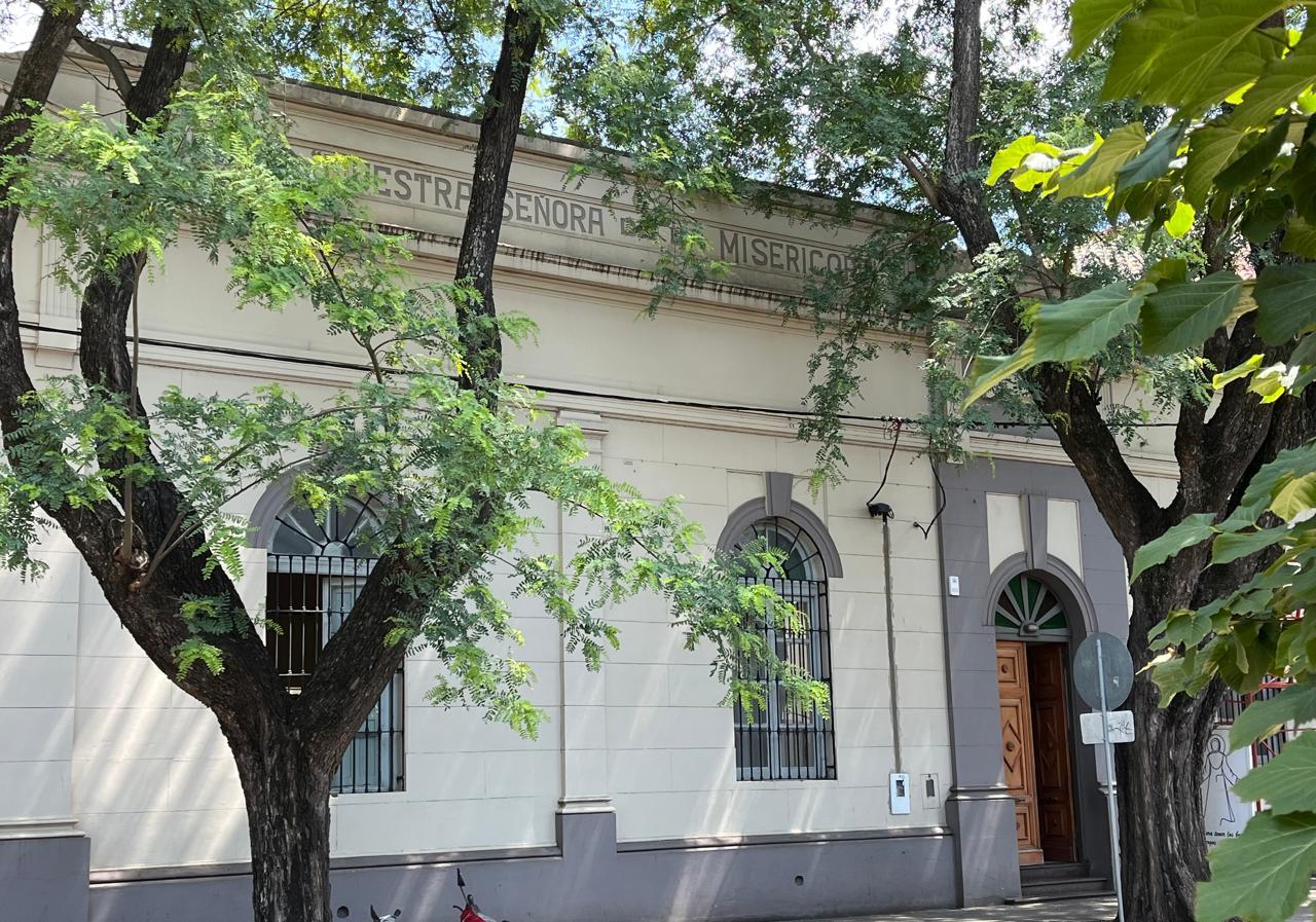 Fachada del colegio sobre la calle, con el nombre Nuestra Señora de la Misericordia